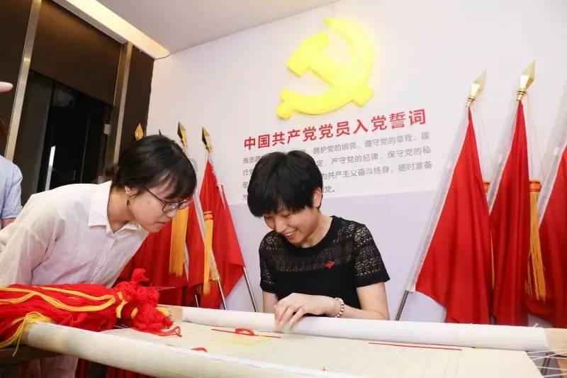 湖南23岁身高2.3米网红“巨人小莫”去世家人拒领骨灰？村委会：她父亲说不要了